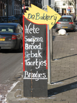 820966 Afbeelding van een reclamebord van Brood- en Banketbakkerij Brandsma (Nieuwe Koekoekstraat 42) te Utrecht, op de ...